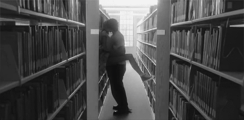 wum-biblioteca-beijo-conto-erotico